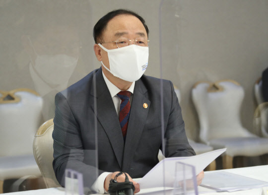 홍남기 부총리 겸 기획재정부 장관이 20일 정부서울청사에서 열린 '제22차 부동산시장 점검 관계장관회의'를 주재하며 발언하고 있다. 연합뉴스